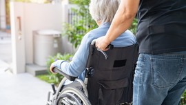 Cover articolo L'assistenza agli anziani non autosufficienti